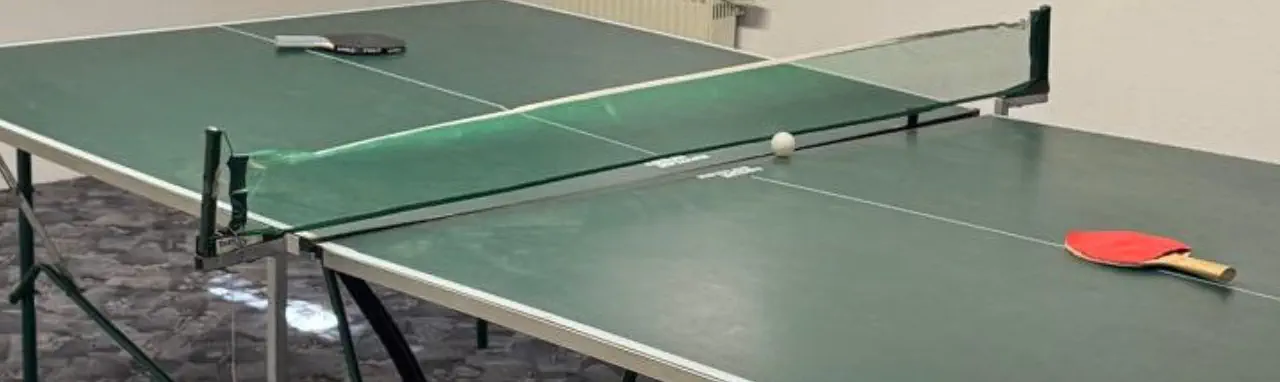 Freizeitraum der Demenz-WG mit Tischtennisplatte für Bewegung und gemeinsame Aktivität © Foto: Hambückers