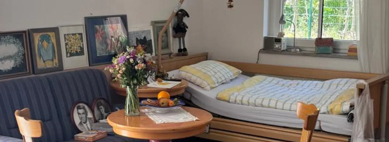 Individuell eingerichtetes Zimmer mit Pflegebett © Foto: Hambückers